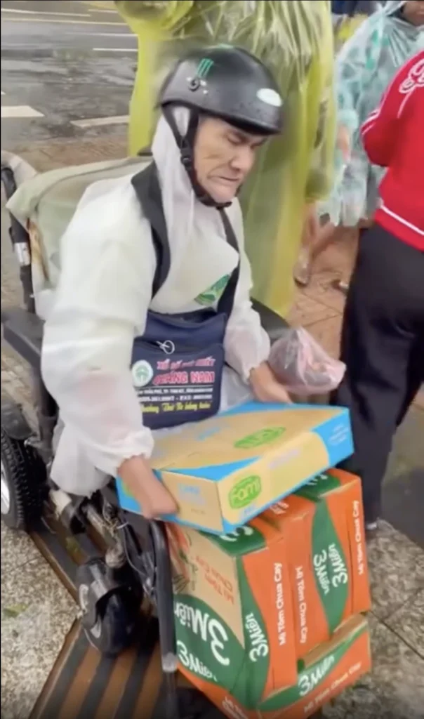 "List of most urgently needed relief items for Central Vietnam floods December 2025: water buckets, lamps, medicine, blankets, gas stoves"