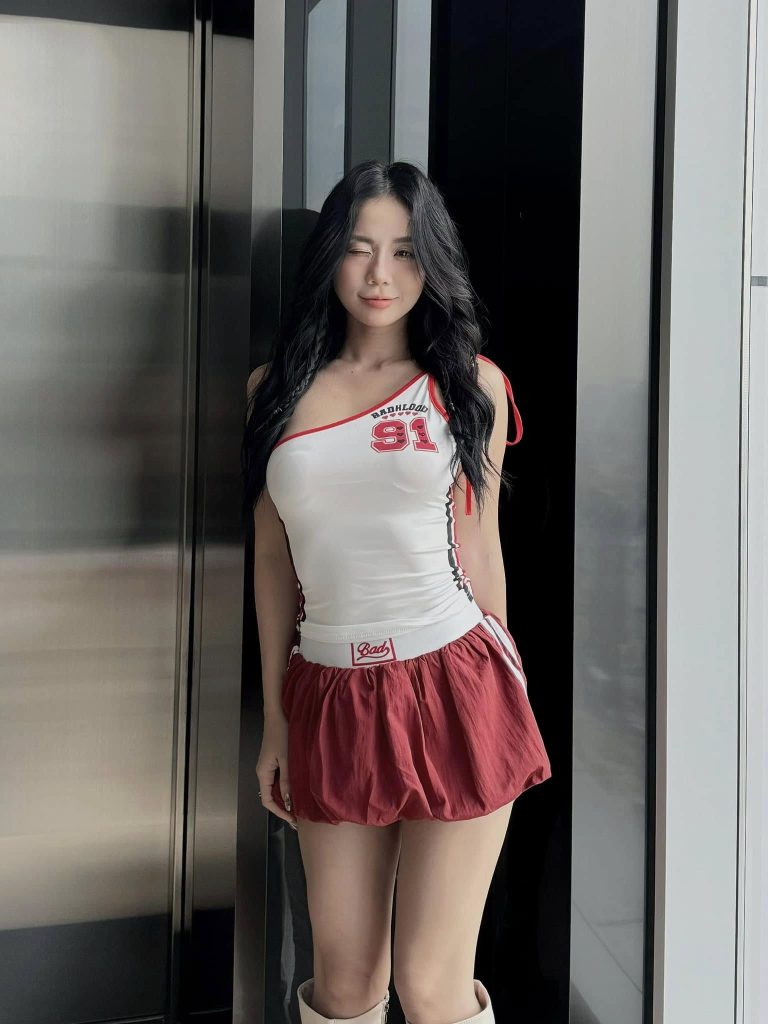 "Cindy Lư radiating confidence on the beach, showcasing her timeless beauty after becoming a single mother"