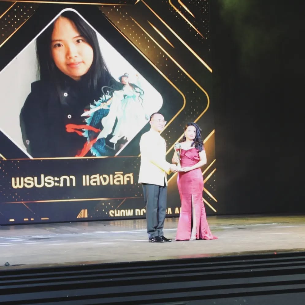 Another angle of Saenglert Ponprapa celebrating her victory at the CAKE & BAKE exhibition.