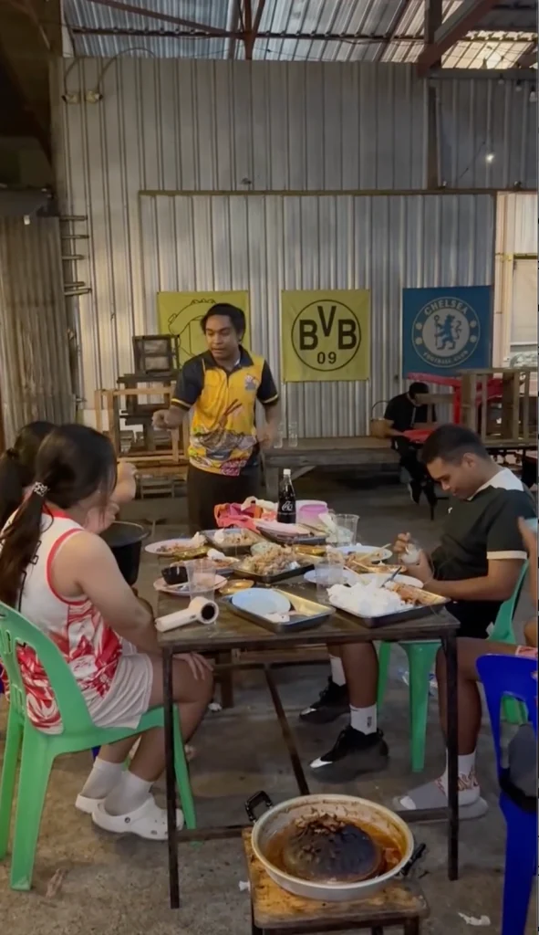 Funny moment of Thai BBQ staff asking customers to wash dishes if they stay late