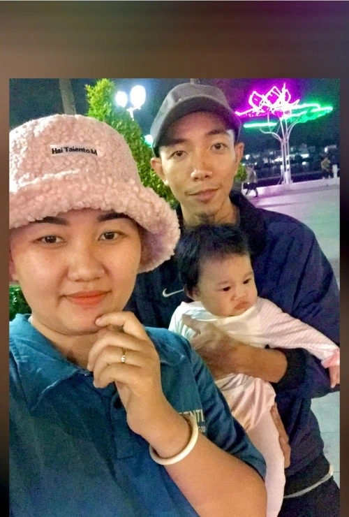 "Husband shows love by shaving head to support wife during difficult time"